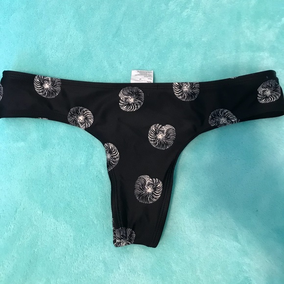 Cheeky black cowrie shell Roxy bikini - Picture 2 of 7